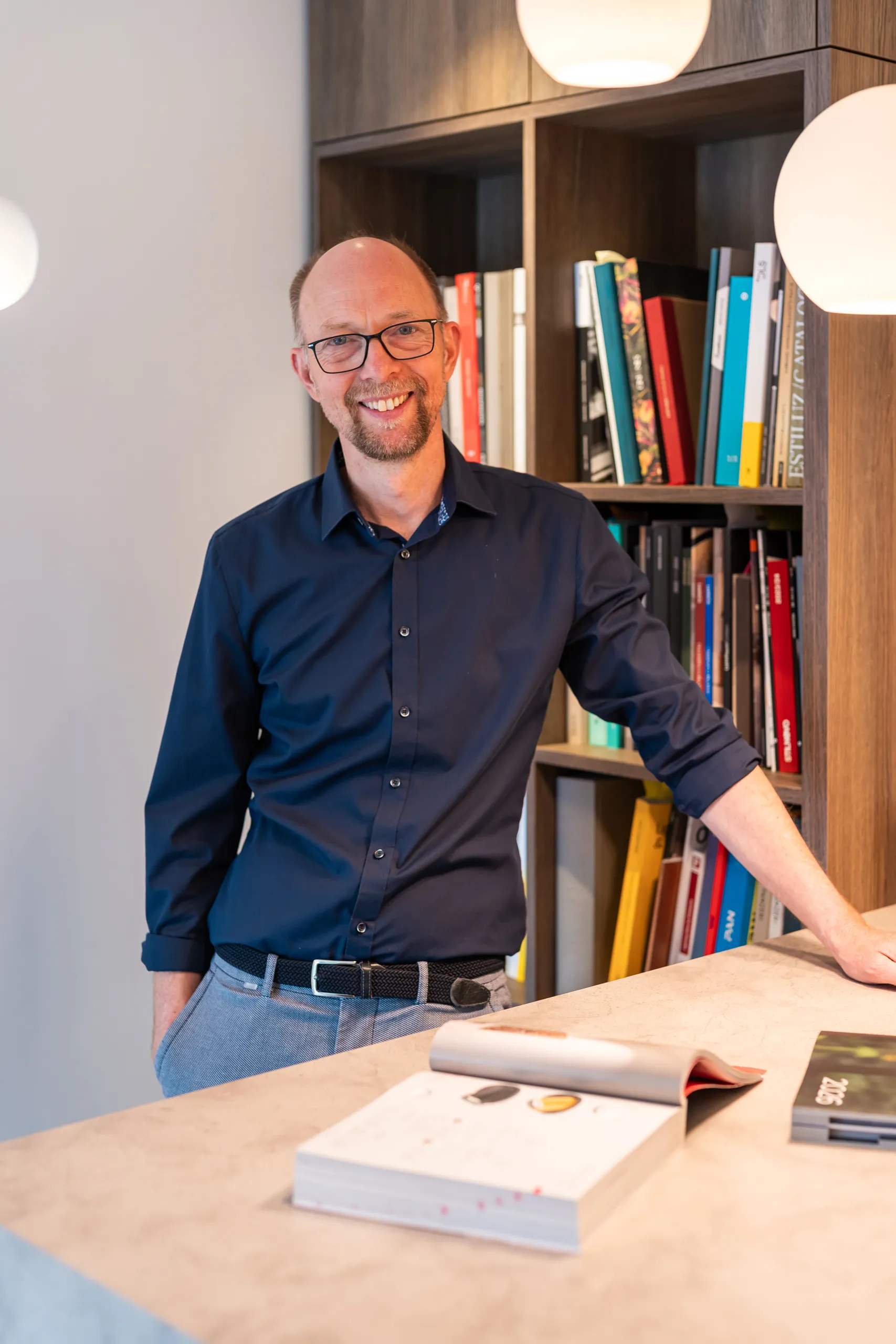 Stefan Schwanewilm berät einen Kunden bei Design in Licht
