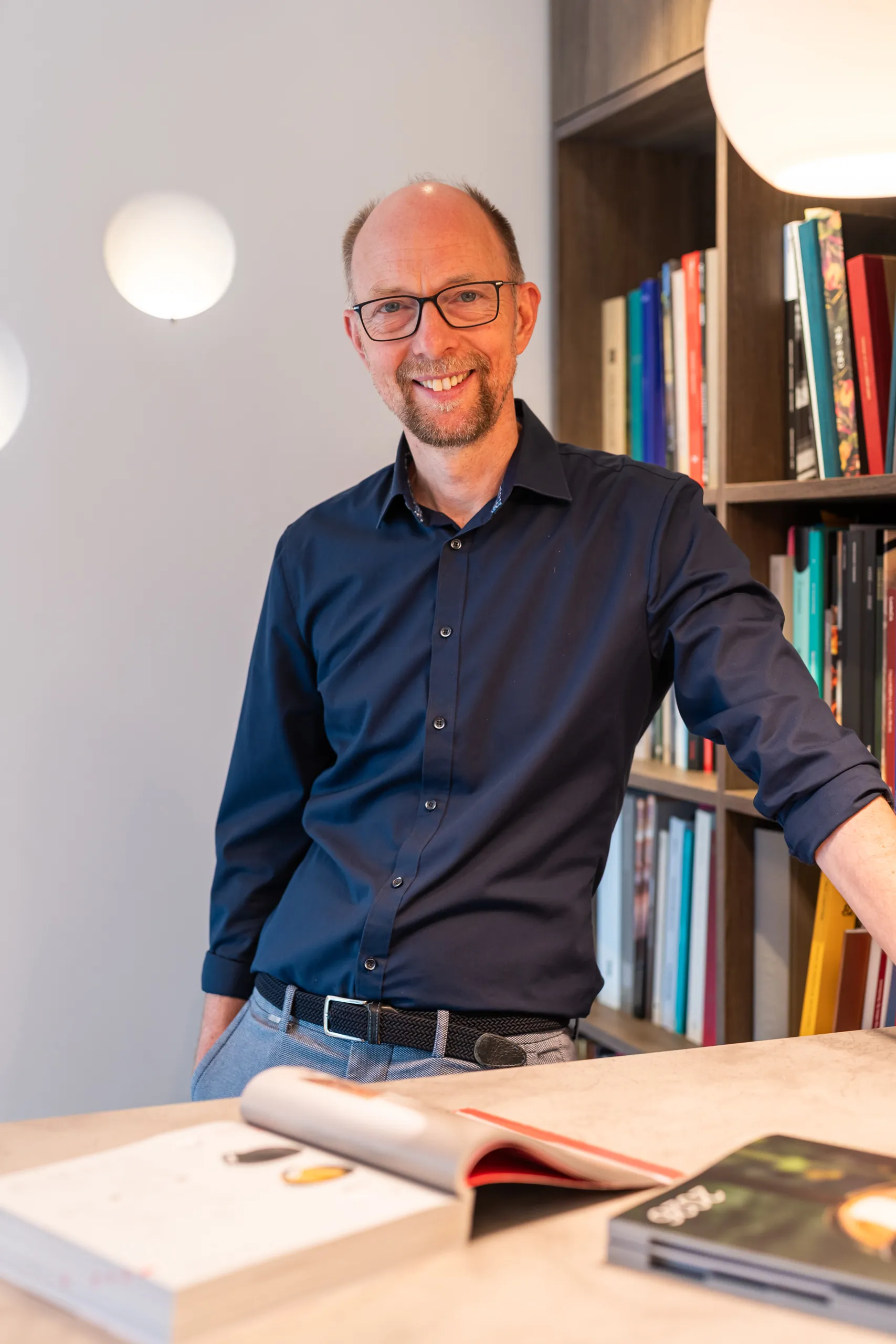 Stefan Schwanewilm berät einen Kunden bei Design in Licht