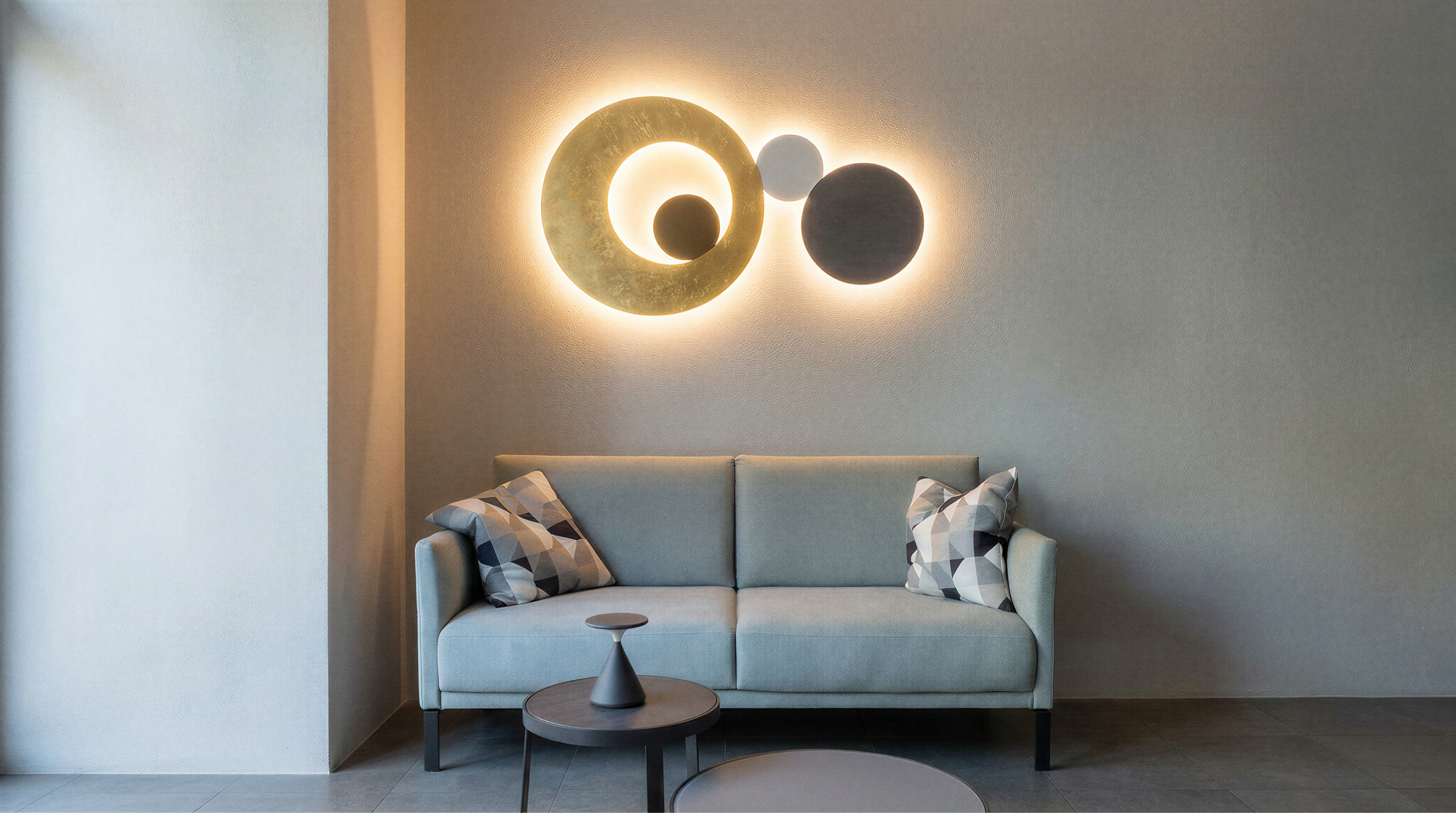 Design-Wandleuchte mit Halo-Effekt